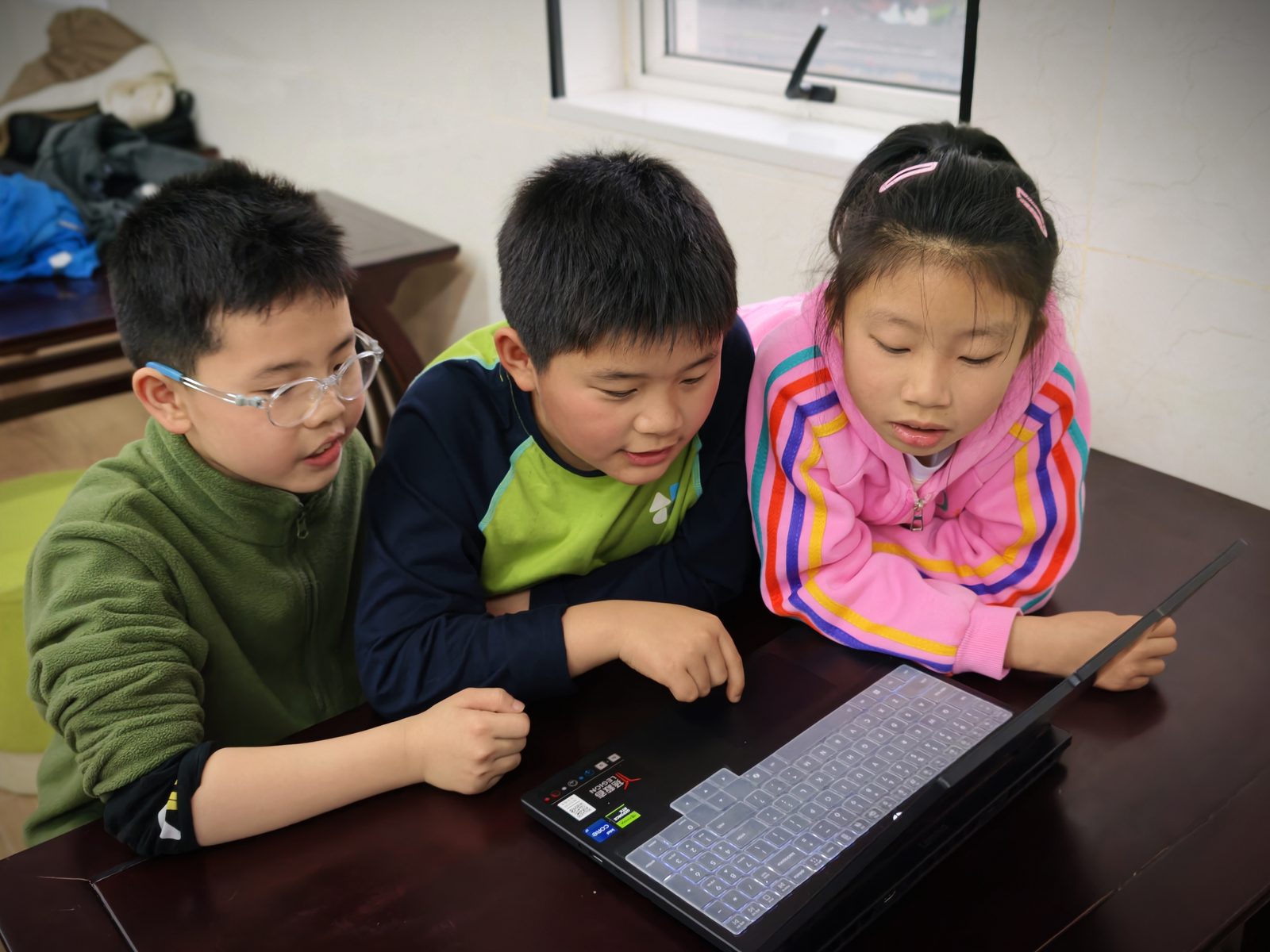 孩子们小组协作编程