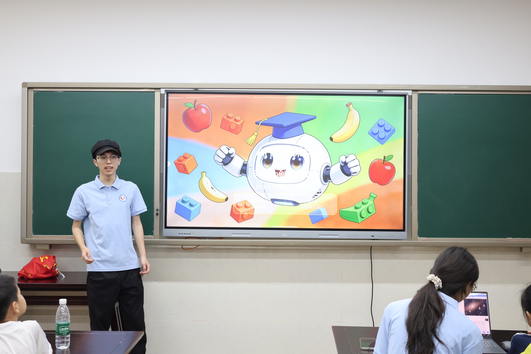 志愿者在芙蓉区图书馆介绍课程内容