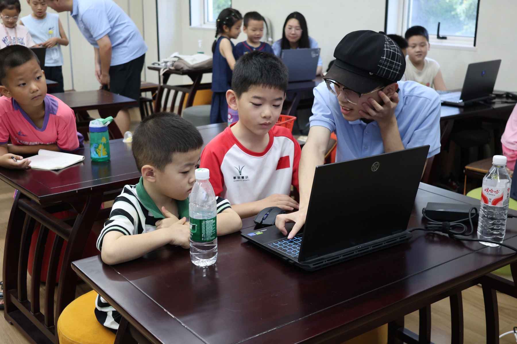 芙蓉区图书馆的孩子在志愿者陪伴下体验 Scratch 打字游戏