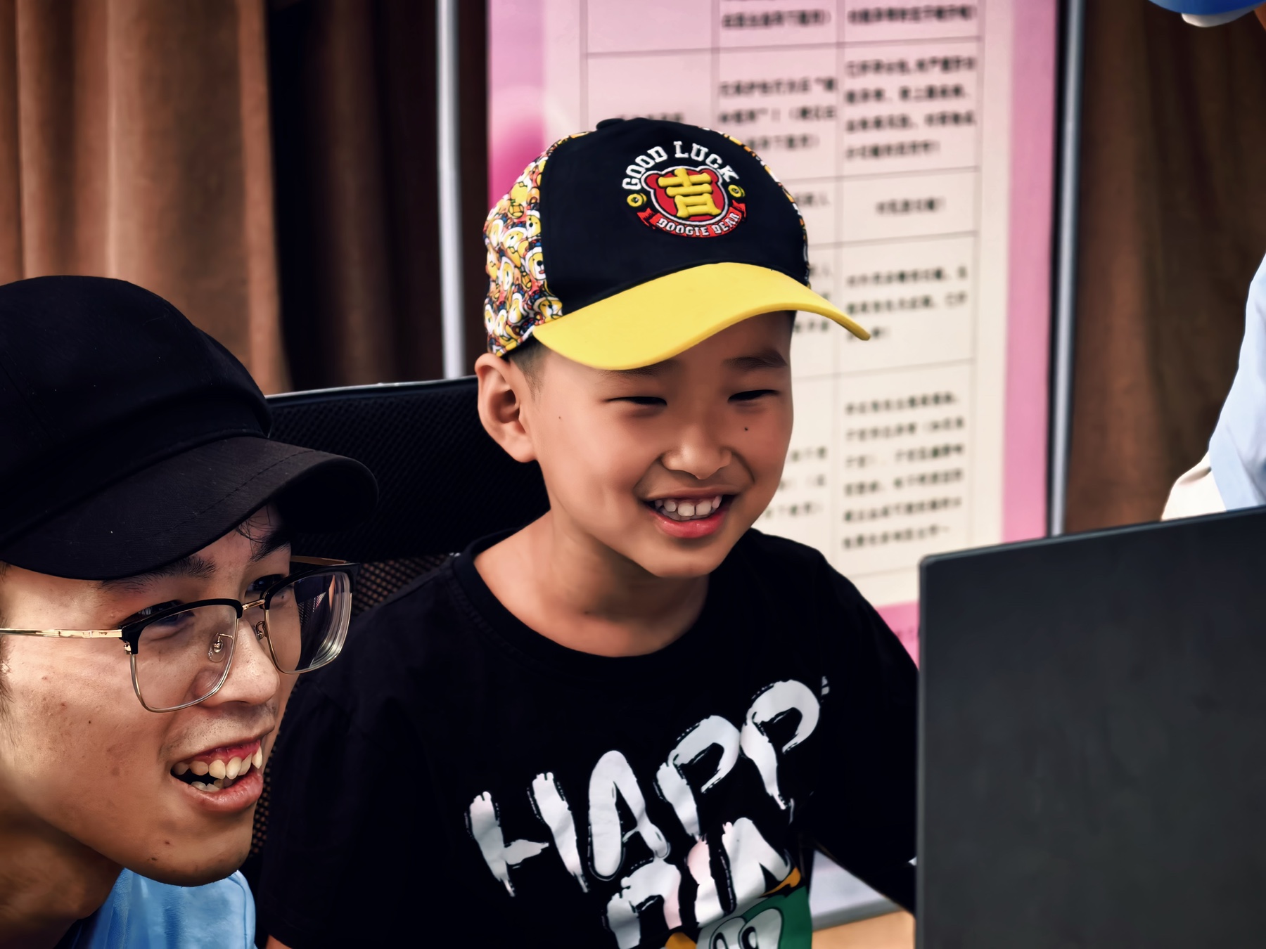 科大佳园社区的孩子体验 Scratch 切水果课程