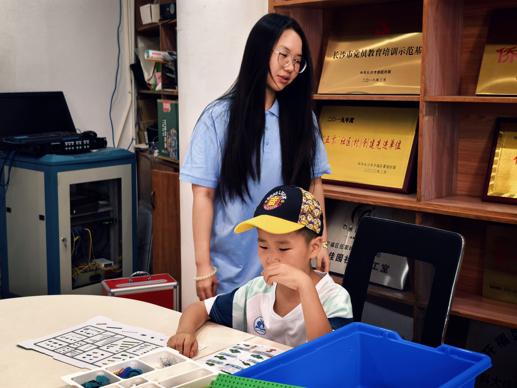 科大佳园社区的孩子在志愿者陪伴下搭建 WeDo 小巨人机器人
