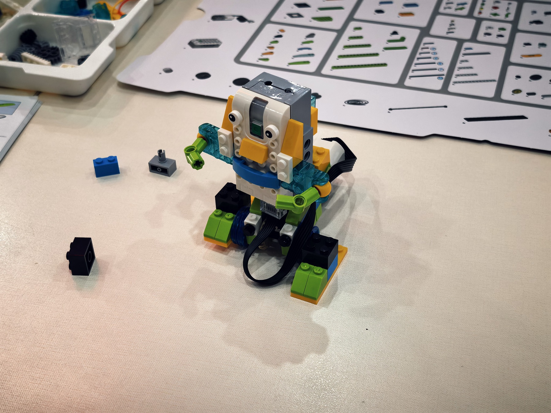 孩子完成的 WeDo 小巨人机器人作品