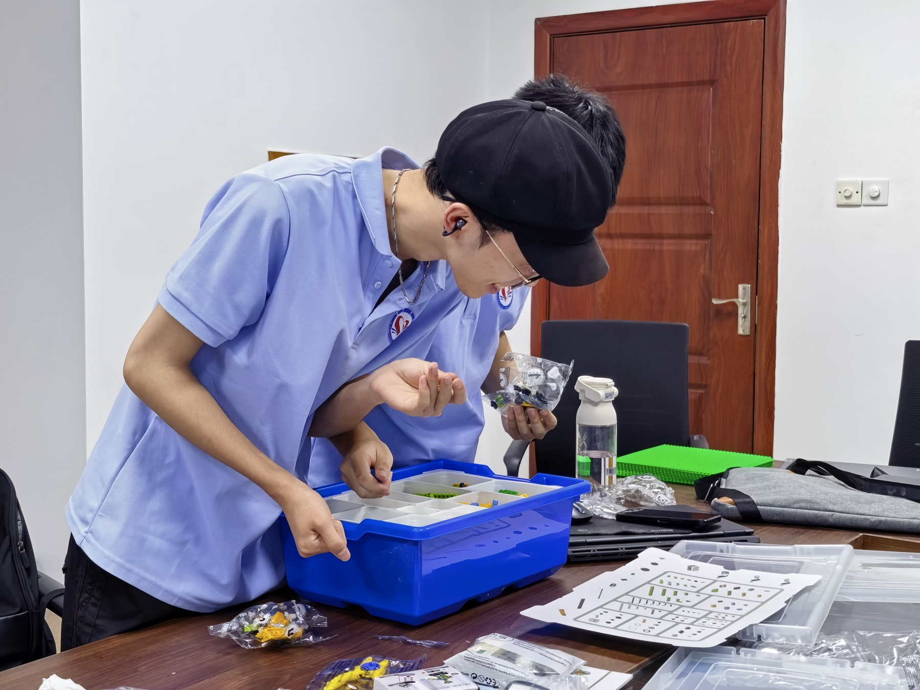 团队成员整理和测试机器人教具