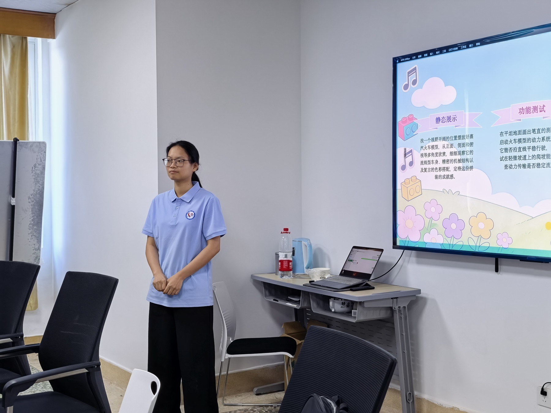 志愿者展示课程内容并进行试讲